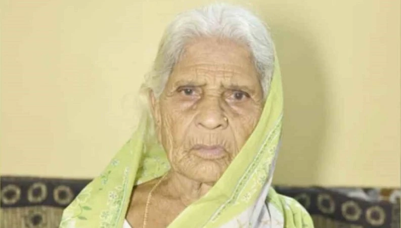 চলছিল শেষকৃত্যের অনুষ্ঠান, উঠে কেক কাটলেন বৃদ্ধা